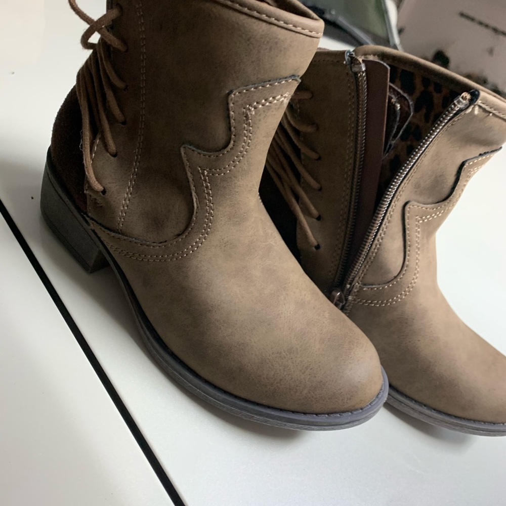Steve Madden youth boots. NWOT. Brown.sz13